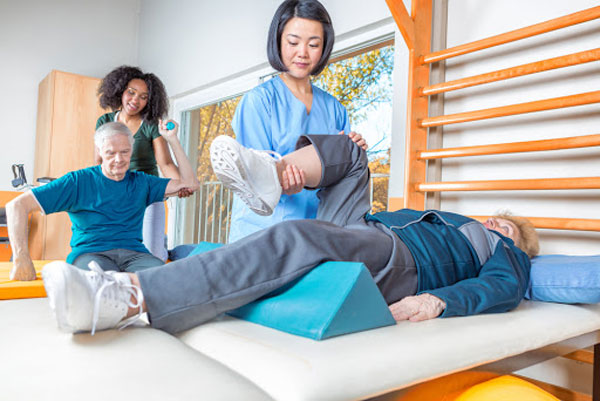 Tập thể dục, vật lý trị liệu giúp giảm các triệu chứng khi bệnh Parkinson tiến triển nặng dần